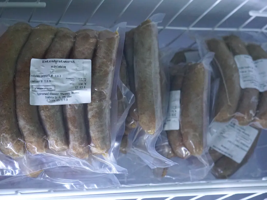 Frische Bratwürste und Entenbratwurst in der Kühlung