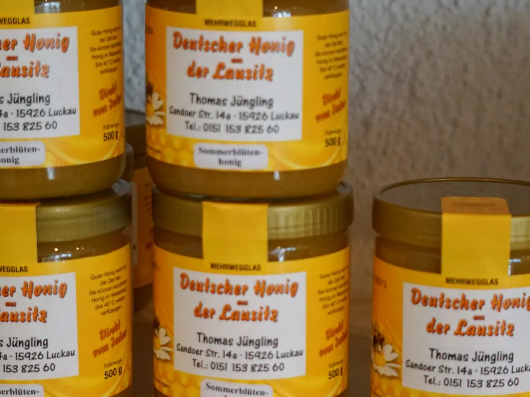 Gläser mit Imkerhonig im Regal