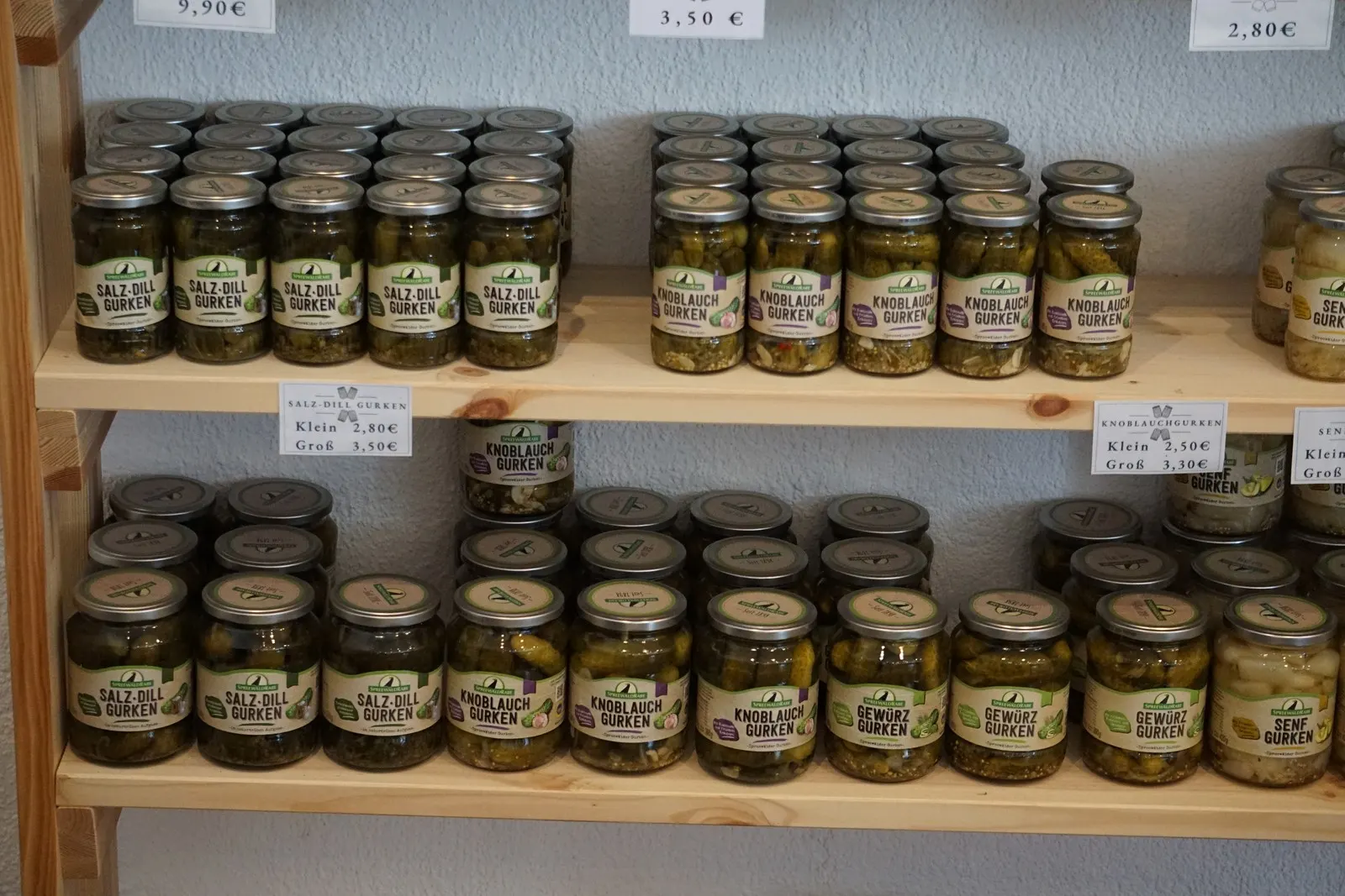 Gurken im Glas im Regal des Hofladens Luckau