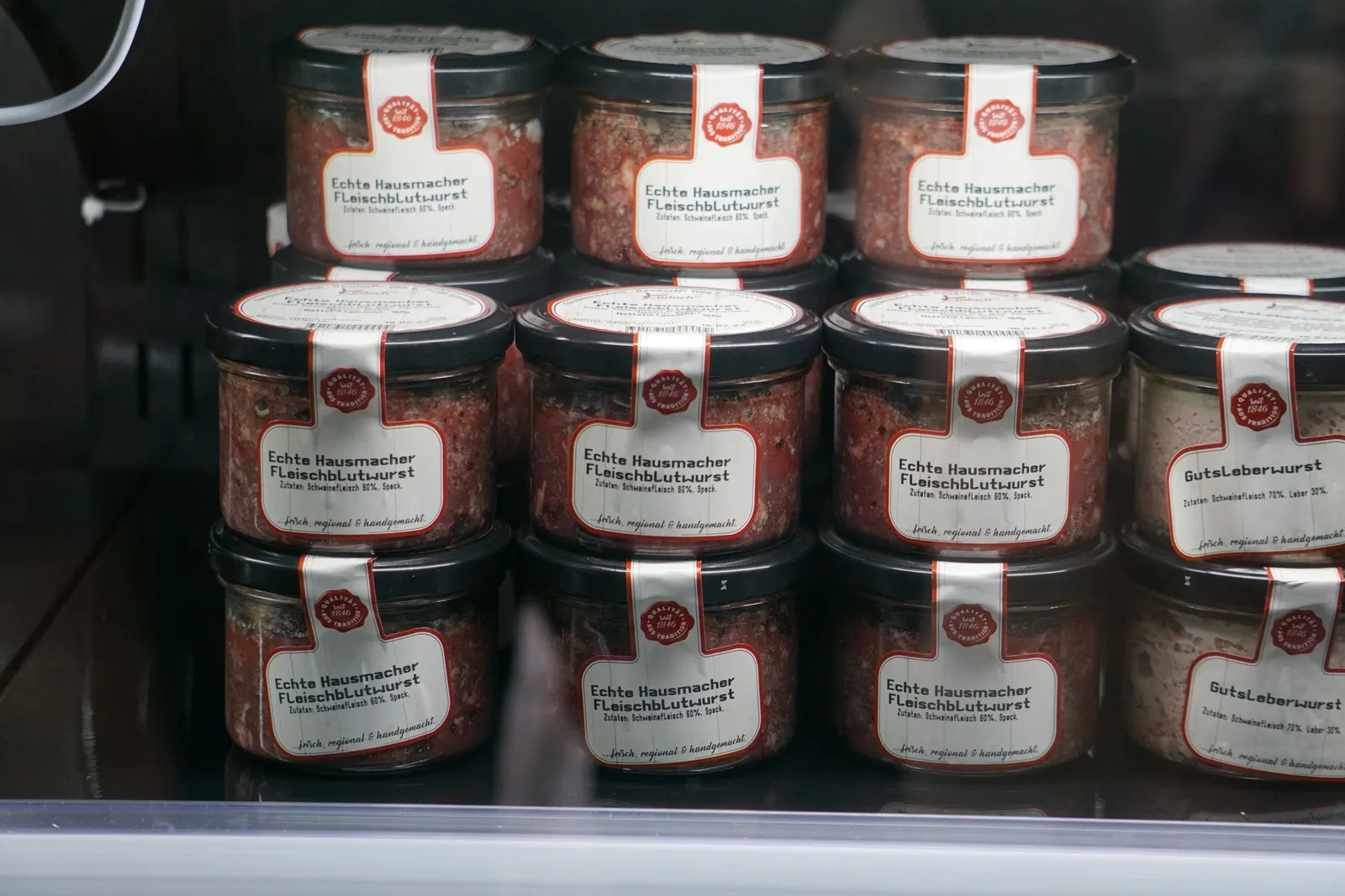 Wurst im Glas in der Kühlung
