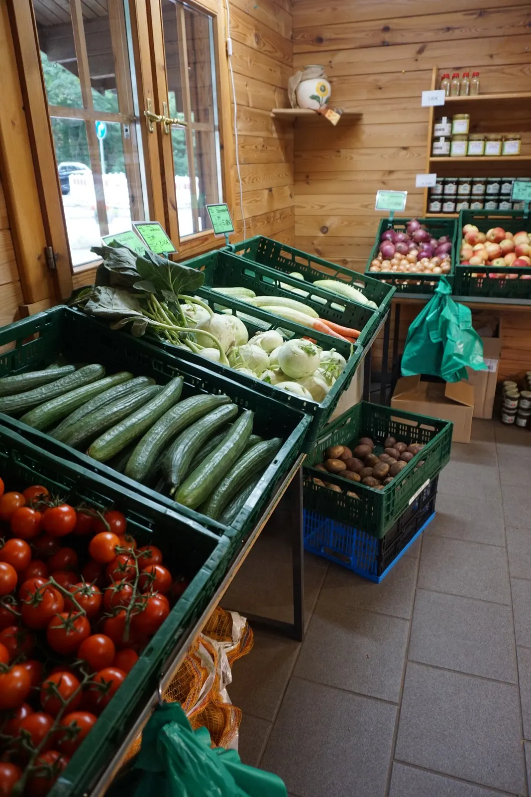 Kisten mit Gurken, Tomaten und Kohlrabi im Hofladen Lübben