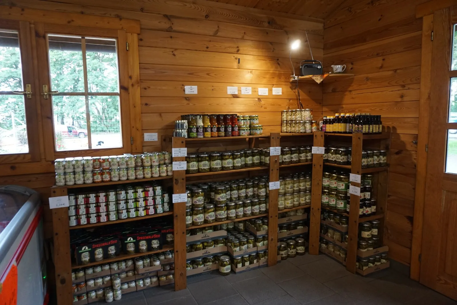Holzregale mit Eingemachtem und Konserven im Hofladen Lübben