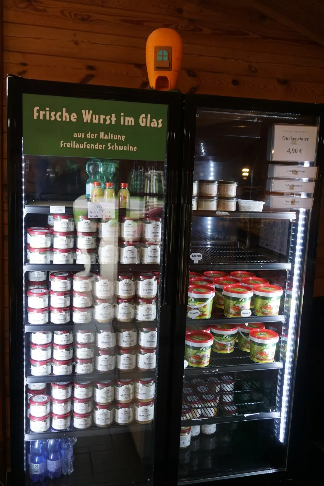 Kühlschrank „Frische Wurst im Glas“ im Hofladen Lübben